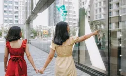 廣東女生的性感，從不會藏起來！上街穿「吊帶+露胯褲」，好養眼