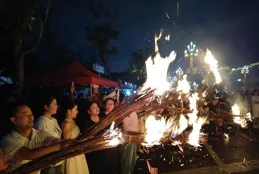 超壯觀！涼山彜族火把節西昌主會場一晚上近20萬人「玩火」狂歡