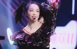 泫雅舞台冷遇：從萬人迷到無人問津，她的魅力去哪兒了？