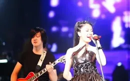 收入永遠對半分的鳳凰傳奇，如今徹底的走上了一條康莊大道