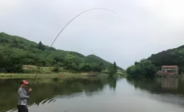 夏季釣魚人，經常見到的幾種壞毛病，不及時改掉，再傻的魚也會跑