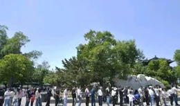 明湖奇談：解碼「龍」遊秘境，湖畔的「人浪」奇觀