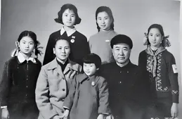 他曾是傅作義的嫡系愛將，55年被中國共產黨授上將，授銜前一晚又哭又笑