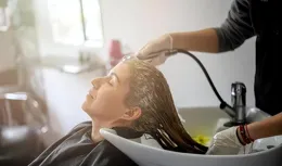 夏日謎團：頻繁洗發為何難逃油頭宿命？水油平衡真相大揭秘