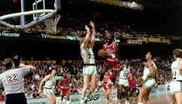 巨星雲集VS新秀崛起！美國男籃內戰，74-73揭示籃球新篇章