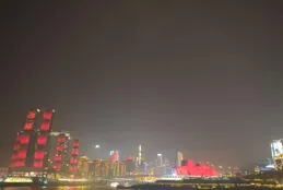 再看重慶，一個被火鍋包圍的城市，不適合養老，但卻適合生活