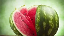 這些瓜即使放到現在也一樣炸裂！網友：奶奶被騙一百多萬還幫說話