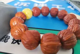 文玩盤串是否需要打底，帶手套？我認為，大可不必。