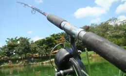 天津經開：釣友一個路亞遠投，魚鉤直直掛上了男子的耳朵，男子無奈醫院裏報警求「拆鉤」