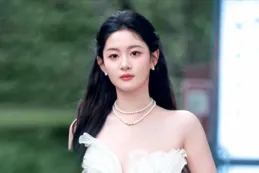 這一夜，33歲吳謹言秒了23歲趙晴，難怪於正當年等到半夜也要簽她