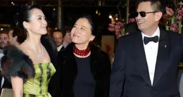 66歲王家衛攜妻子環遊世界？摘墨鏡模樣好帥氣，妻子眼中透著傲嬌