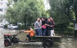 笑噴！沈陽市連降暴雨，女子騎充氣烏龜出行，已經進入大航海時代