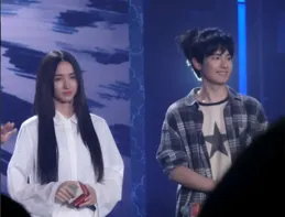 殺瘋了!45歲馮紹峰顏值回春，同框小18歲娜然被誇像夫妻超養眼