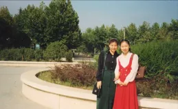 2001年，41歲的健美女皇馬華突然離世，死前身上出現大片紅紫斑痕