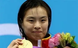 吳敏霞退休後從政事業完美，嫁給央視才子，女兒似天使般可愛