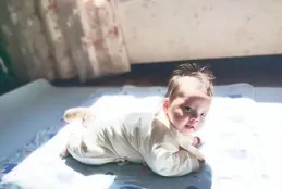 1個多月寶寶就擡頭？家人驚慌「對頸椎不好」，確實有科學依據