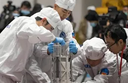 月背土壤果真奇特，科學家發現嫦娥六號帶回的土，有一點黏稠結塊