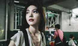 章若楠白色V領短袖