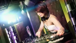 為什麽遊戲裏男孩子喜歡找女性好友要照片?