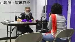 
 
夫妻俩过安检时，被告知行李超重…打开箱子后，里面跑出一只吉娃娃！！
 