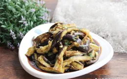 夏天，這個茄子的做法火了，不炒不燉，一滴油不放，涼爽開胃健康