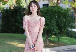 扔掉你的闊腿褲吧，今年流行的是「醋酸裙」，舒適百搭又優雅迷人