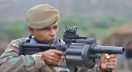 手槍變身榴彈發射器！現場改槍，隨插即用，這種槍真能造出來嗎？