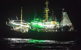 空間站，夜間拍攝到40個排列整齊的發光UFO，隨後直播訊號斷了？