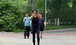 當69歲周潤發和55歲余承東同樣被偶遇，明星與資本的差距一目了然