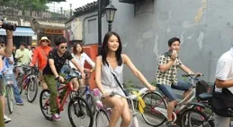 45歲高圓圓在成都騎自由車，一身黑白穿搭和25歲沒變化，真抗衰！