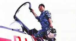 成都一40歲試飛員，剛上飛機，就發現地面人員，在低頭擦淚，他心