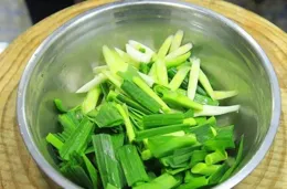 上了歲數要遠離大蔥？醫生強調：不想血管漲破，味大的這幾物少放