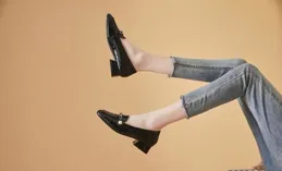 夏天過了一半才發現：小白鞋不興了！滿大街都是「穆勒鞋」，洋氣