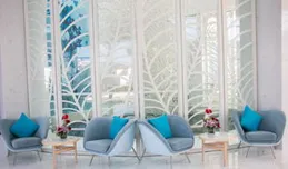 笑不活了!男子住賓館拉窗簾發現是面墻，我卻笑死在評論區!