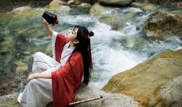 哥倆去上墳，墳頭出現一條蛇，弟弟：不要動，這是神仙