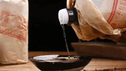 上聯：白酒紅酒葡萄酒，誰能對出同樣意境深邃的下聯？