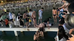 還原淩波門落水者獲救：3公尺水底啥都看不到，遊泳教練反復潛泳終於摸到人