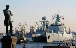 參加俄海軍節的052D，近防武器24小時全開？反無人機系統嚴陣以待