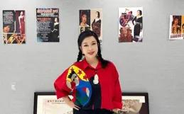 73歲劉曉慶又殺回來了，穿得花枝招展去打球，大長腿好搶風頭