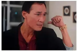 79歲陳慧敏西貢村屋招待客人！拄拐出門迎接，中式大宅放滿珍藏