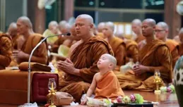 泰國2歲小和尚：呆萌，可愛，紅遍網路，還和泰國僧王，有佛緣？