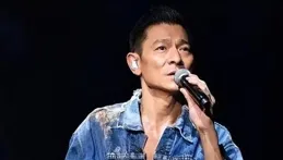 劉德華演唱會上演驚險一幕！網友直呼：太危險了