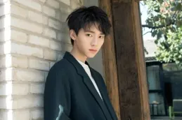 青梅竹馬互黑：王玉雯曝張新成高中無人追，調侃‘爛梗’成主角！