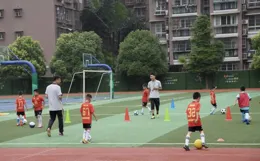 曾在大山裏自建球場的他，當上教練啦！大涼山追夢人吉付拉馬的「蛻變」與「新生」