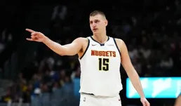 1人單挑整個NBA最強球星，打個平手？細思極恐！不愧是現役第一人