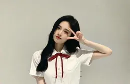 趙露思的‘春日限定’魅力：深U上衣下的優雅風暴！