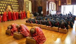 進寺院為什麽要點三炷香，磕三個頭呢？