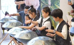 為南京琴童普及打擊樂知識 旅美演奏家鐘世祺走進薩莎公學營地