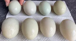 把白酒倒進鴨蛋裏，真厲害，奶奶用了60年的方法，個個流油起沙