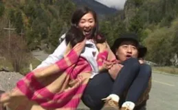 這屆網友太有才，把徐菲的廢舊木船玩出了‘新高度，笑到肚子疼～